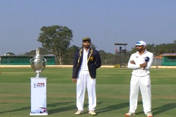 रणजी ट्रॉफी एलीट 2025-26: कर्नाटक के खिलाफ जम्मू-कश्मीर ने जीता टॉस, बल्लेबाजी का फैसला किया