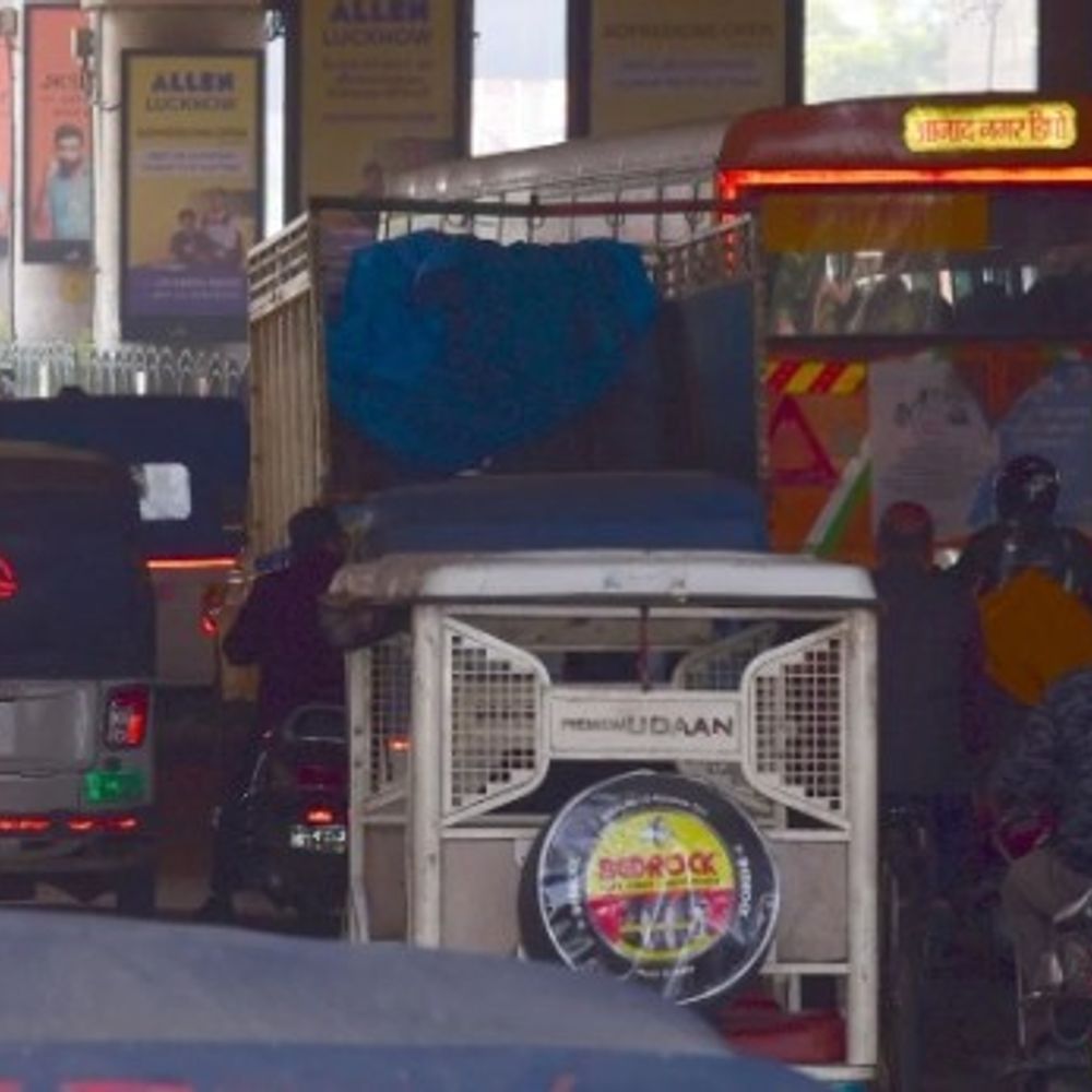 आलमबाग टर्मिनल ओवरलोड, शिफ्टिंग के बाद भी जाम:बस संचालन की टाइमिंग घटाई गई,45 प्लेटफॉर्म पर 700 से ज्यादा बसें, सड़कों से हो रहा संचालन