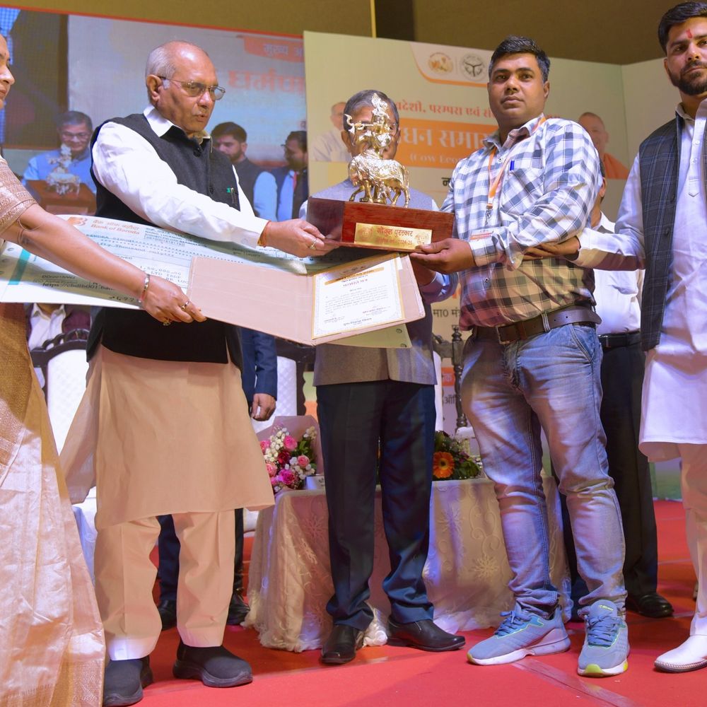 लखनऊ में गोधन समागम में जुटे हजारों किसान:पशुधन मंत्री धर्मपाल सिंह ने किसानों को किया सम्मानित, बोले - स्वदेशी नस्ल संरक्षण पर ध्यान देने से किसानों की आई होगी दुगनी