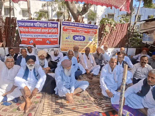 रोडवेज कर्मचारी बोले- बकाया भुगतान करें सरकार:श्रीगंगानगर में कलेक्ट्रेट के बाहर प्रदर्शन किया, अनिश्चितकालीन महापड़ाव की चेतावनी दी