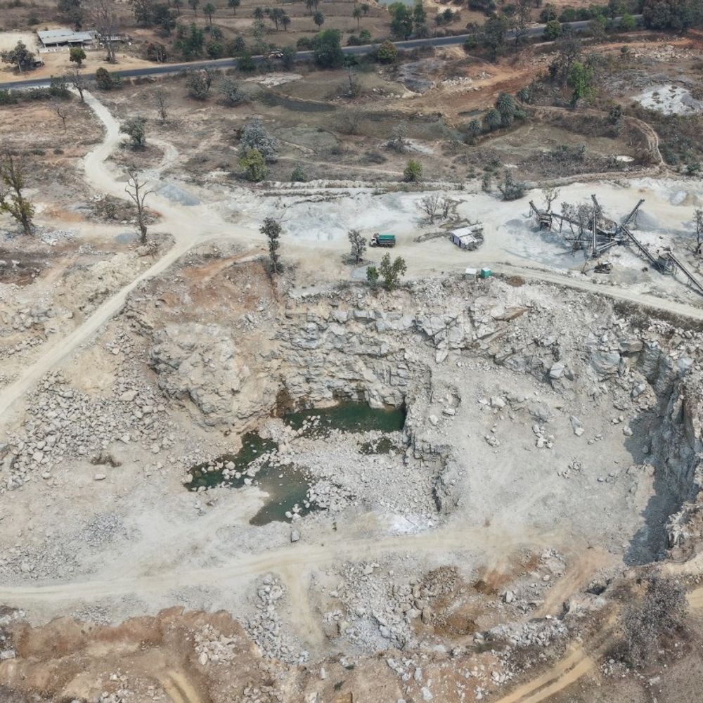 क्रशर ब्लास्ट-स्कूल की छत तोड़कर क्लासरूम में गिरा 50KG पत्थर:200-300 मीटर दूर ढाबा-CRPF कैंप के नजदीक भी गिरे बोल्डर, 2 पर FIR, संचालक-मैनेजर पुलिस की गिरफ्त से बाहर