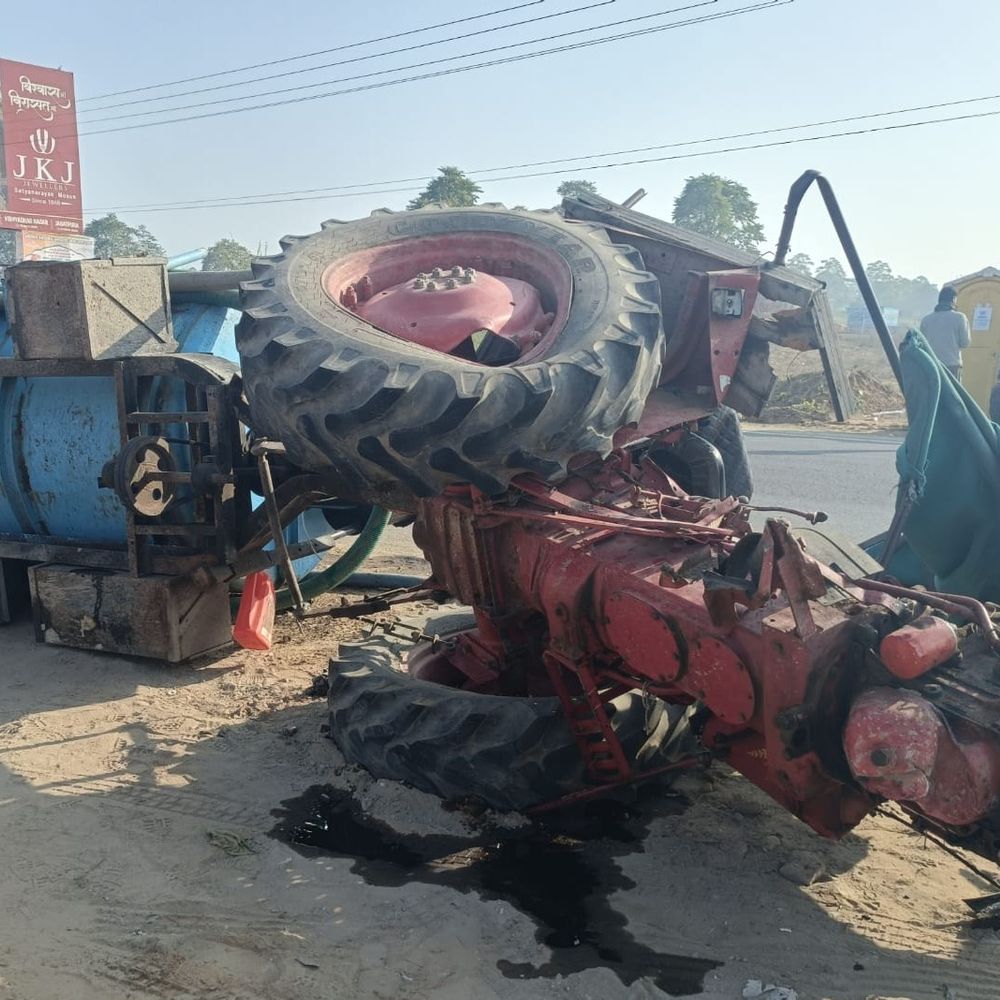 रोडवेज की टक्कर से ट्रैक्टर टैंकर पलटा,एक की मौत:घायल को गंभीर हालत में सीकर किया रेफर, बस ड्राइवर मौके से भागा