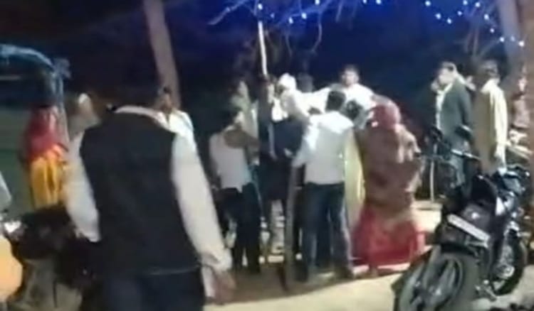 Firozabad News: बरातियों पर लाठी-डंडों से हमला, दूल्हे के भाई सहित कई घायल