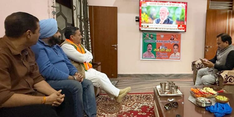 Firozabad News: भाजपाइयों ने बूथों पर सुना प्रधानमंत्री के मन की बात कार्यक्रम