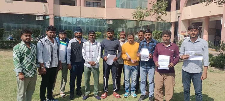 Rohtak News: मुआवजे की मांग को लेकर उपायुक्त कार्यालय का घेराव