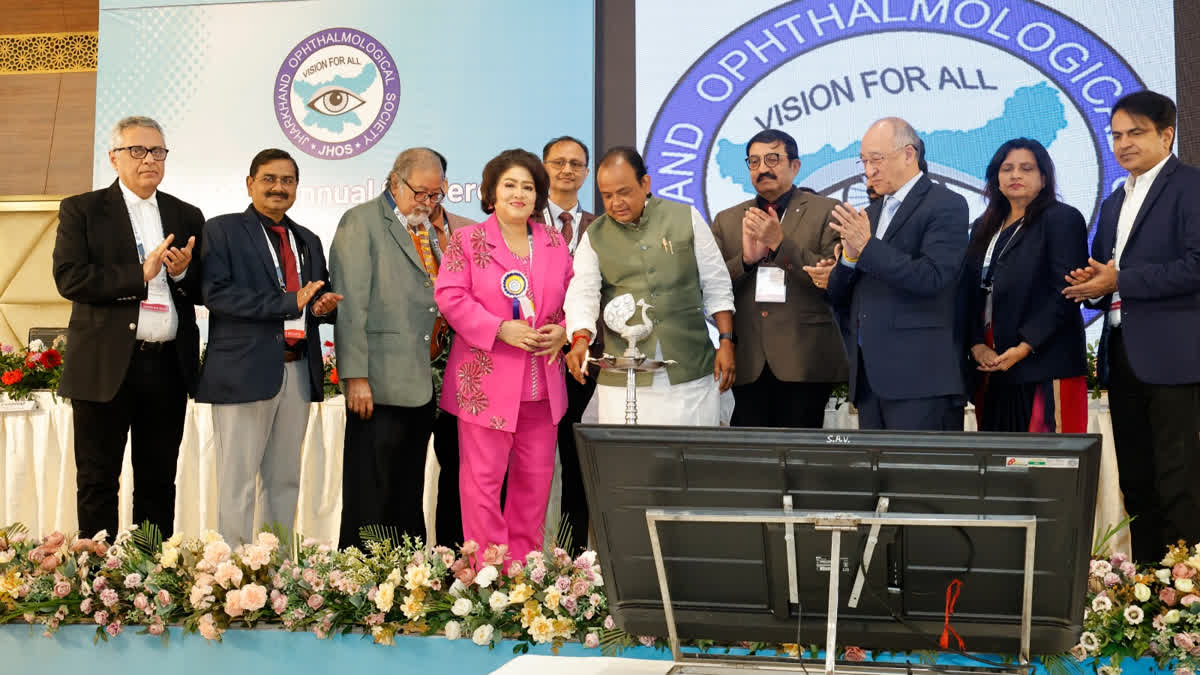 स्वास्थ्य मंत्री इरफान अंसारी ने JHOSCON 2026 का किया शुभारंभ, रेटिना सर्जरी के लिए पुरस्कार जीतने वाले सर्जन डॉ विभूति को किया सम्मानित
