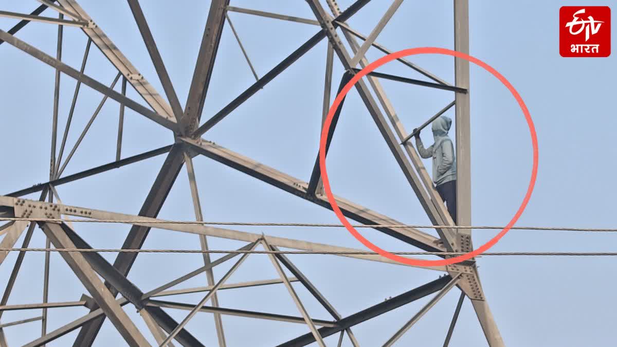 प्रेमिका की शादी तय होने पर युवक का हाईवोल्टेड ड्रामा; हाईटेंशन पोल पर चढ़कर घंटों किया हंगामा