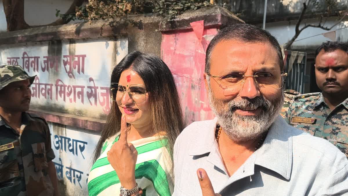 सांसद निशिकांत दुबे ने पत्नी के संग की वोटिंग, बैलेट से हो रहे मतदान पर जताई आपत्ति
