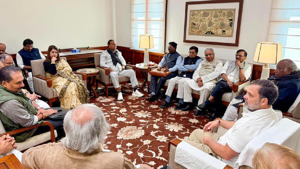 कांग्रेस ने इंडिया गठबंधन के नेतृत्व के मुद्दे को 'चुनाव के समय की आवाज' बताकर कम करके आंका