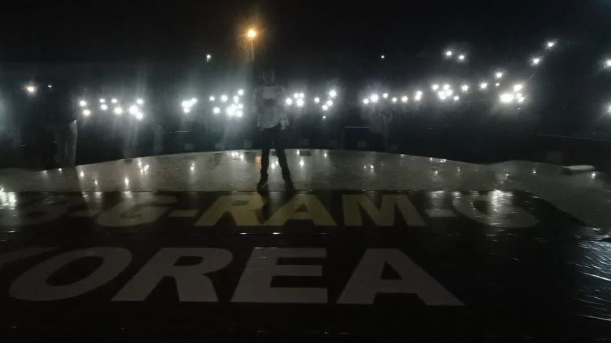 झुमका पर्यटक स्थल में VB G RAM G जागरूकता कार्यक्रम, मोबाइल फ्लैशलाइट से मानव श्रृंखला