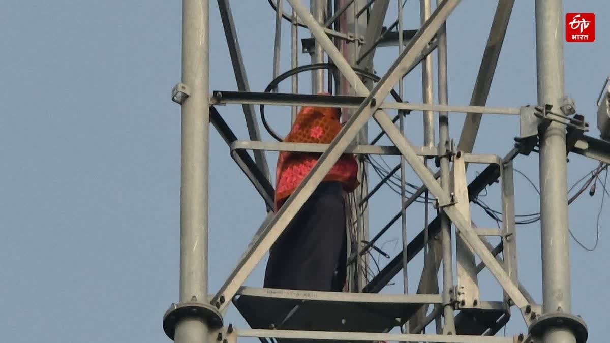 महराजगंज में प्रेमी से शादी की जिद में टॉवर पर चढ़ी युवती, पुलिस ने नेपाल से युवक को मौके पर बुलाया, आश्वासन के बाद उतरी नीचे