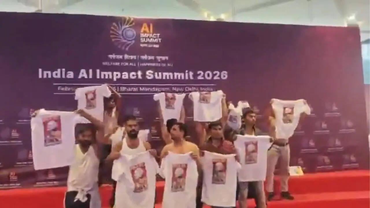 AI Summit 2026 में यूथ कांग्रेस का हंगामा, भारत मंडपम में PM के खिलाफ शर्टलेस प्रदर्शन कर की नारेबाजी-Video
