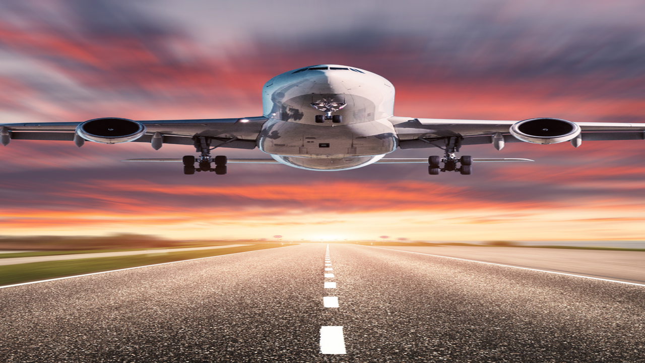 प्लेन के इंजन पंखों पर क्यों लटके होते हैं, आगे क्यों नहीं होते हैं?