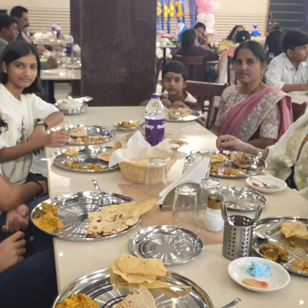 प्रवासी छात्रों को कराया न्योता भोज