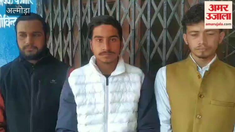 Almora: अनदेखी से भड़के छात्रों ने तीसरे दिन भी निदेशक कार्यालय में जड़े ताले, मांगे पूरी होने तक प्रदर्शन जारी रखने की दी चेतावनी