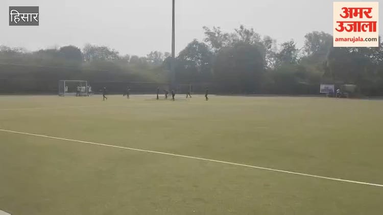 हिसार-सोनीपत की टीम एस्ट्रोटर्फ मैदान पर चल रही महिलाओं की राज्यस्तरीय हॉकी प्रतियोगिता