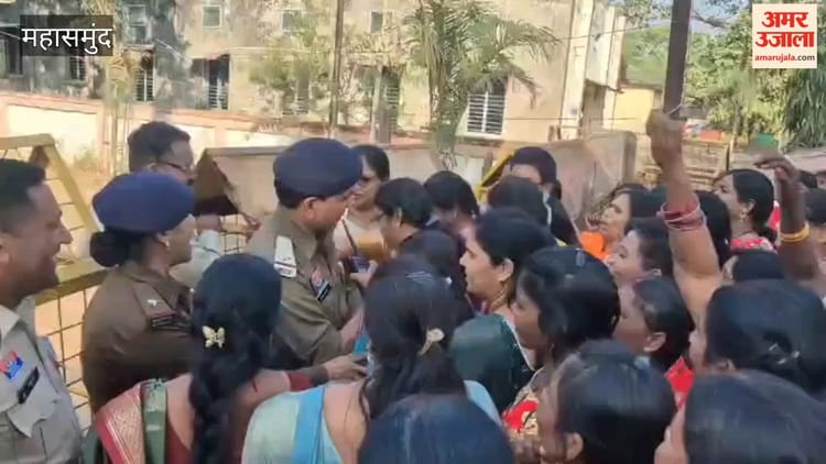 महासमुंद में आंगनबाड़ी कार्यकर्ता और सहायिकाओं ने कलेक्ट्रेट का किया घेराव, मांगों को लेकर प्रदर्शन