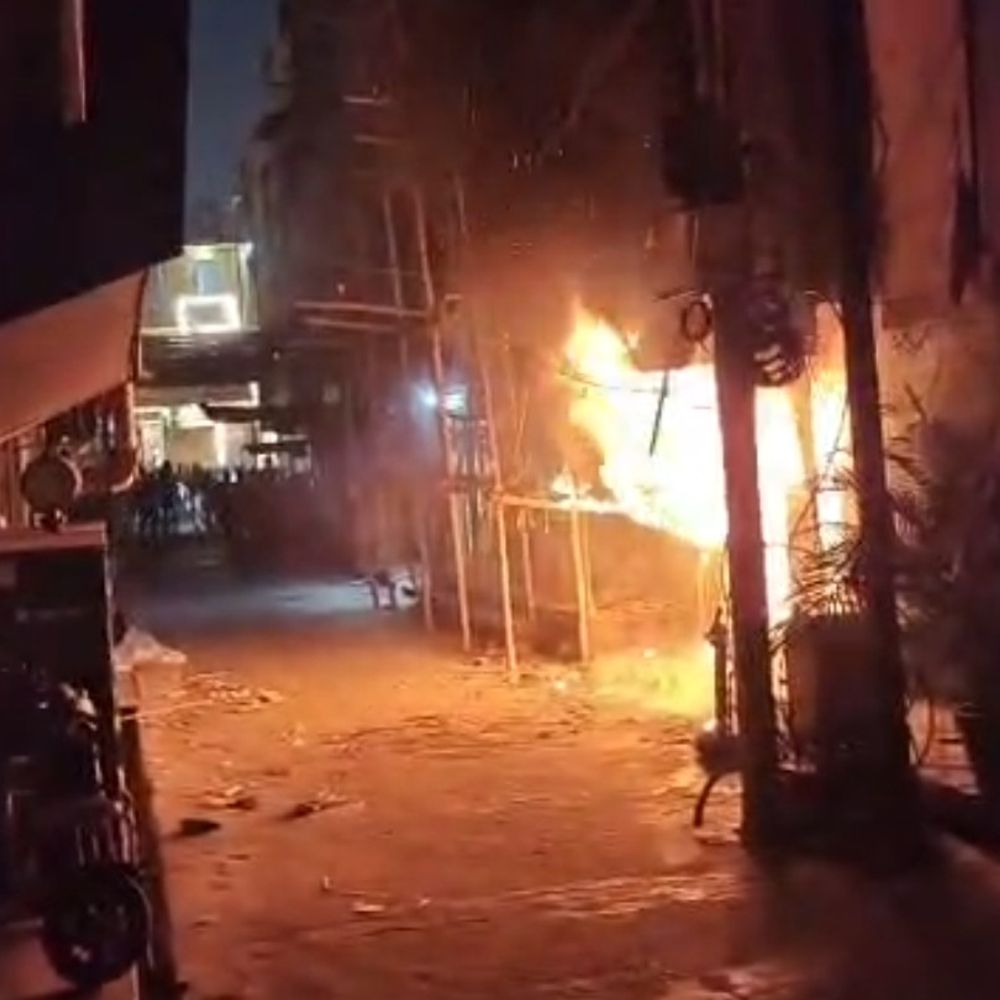 मुरादाबाद में कपड़े की दुकान में लगी आग:फायर ब्रिगेड की तीन गाड़ियां ने आधे घंटे में पाया काबू