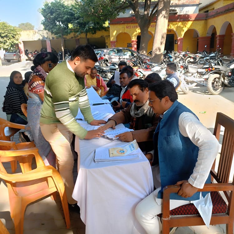 Chitrakoot News: पहले लापरवाही, अब 2003 की सूची लेकर पहुंच रहे मतदाता