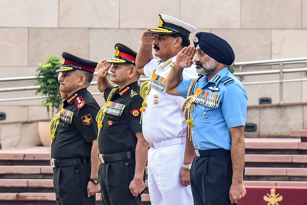 कमांड ऑफिस में अमेरिकी राजदूत के जाने पर विवाद