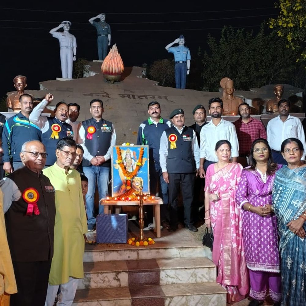 पुलवामा में शहीद हुए जवानों को किया नमन