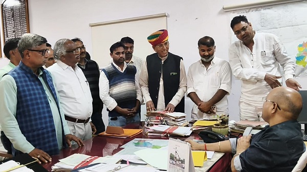 दौसा : खाद्य विभाग के काले आदेश के खिलाफ गैस एजेंसी संचालकों का हल्ला बोल; कलेक्ट्रेट पर प्रदर्शन कर मुख्यमंत्री के नाम सौंपा ज्ञापन