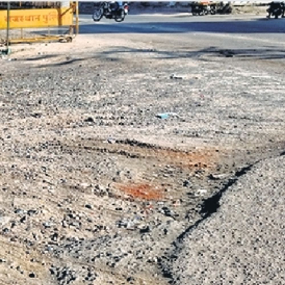 गर्ग बोले-सभी सड़कें गड्‌ढों से मुक्त की, हकीकत-शहर में ही 8 सड़कों पर न गड्‌ढे भरे न मरम्मत हो रही