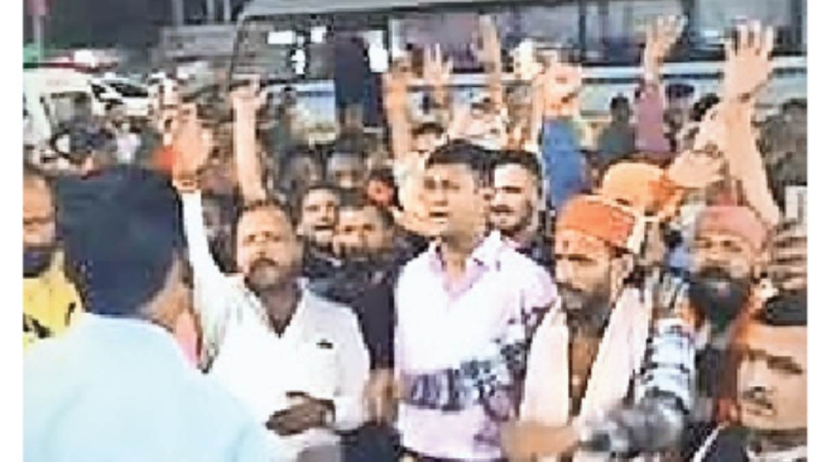 भोपाल में ओवरटेकिंग विवाद में साध्वी रंजना और उनके शिष्यों से मारपीट, कार में की तोड़फोड़,विहिप-बजरंग दल ने घेरा थाना