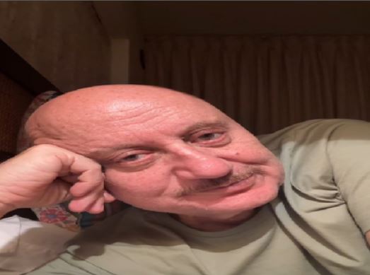 सूजे पैर के साथ अनुपम खेर करने वाले हैं अपने नाटक का 499वां शो, बताया 'शो मस्ट गो ऑन' का सही मतलब