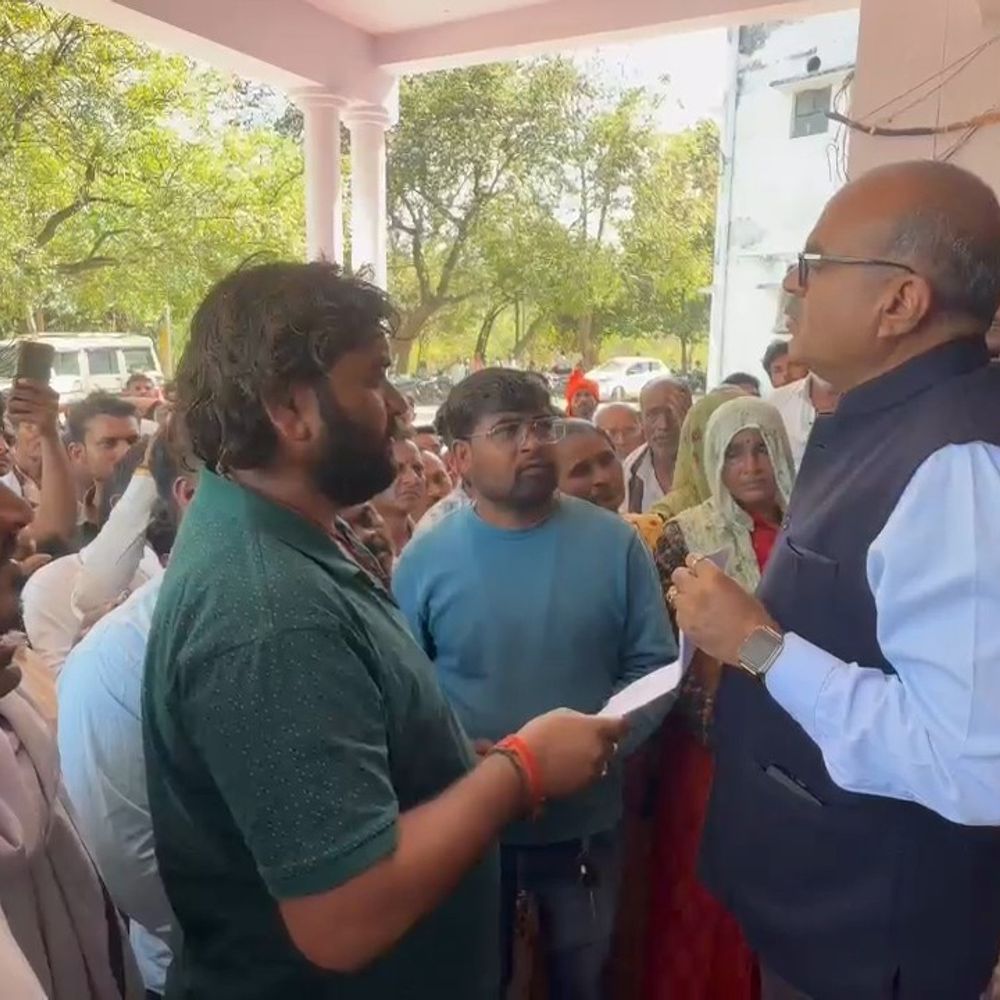 महोबा में ग्रामीणों का कलेक्ट्रेट में प्रदर्शन:वर्तमान सर्किल रेट पर मुआवजा और प्लॉट आवंटन की मांग उठाई