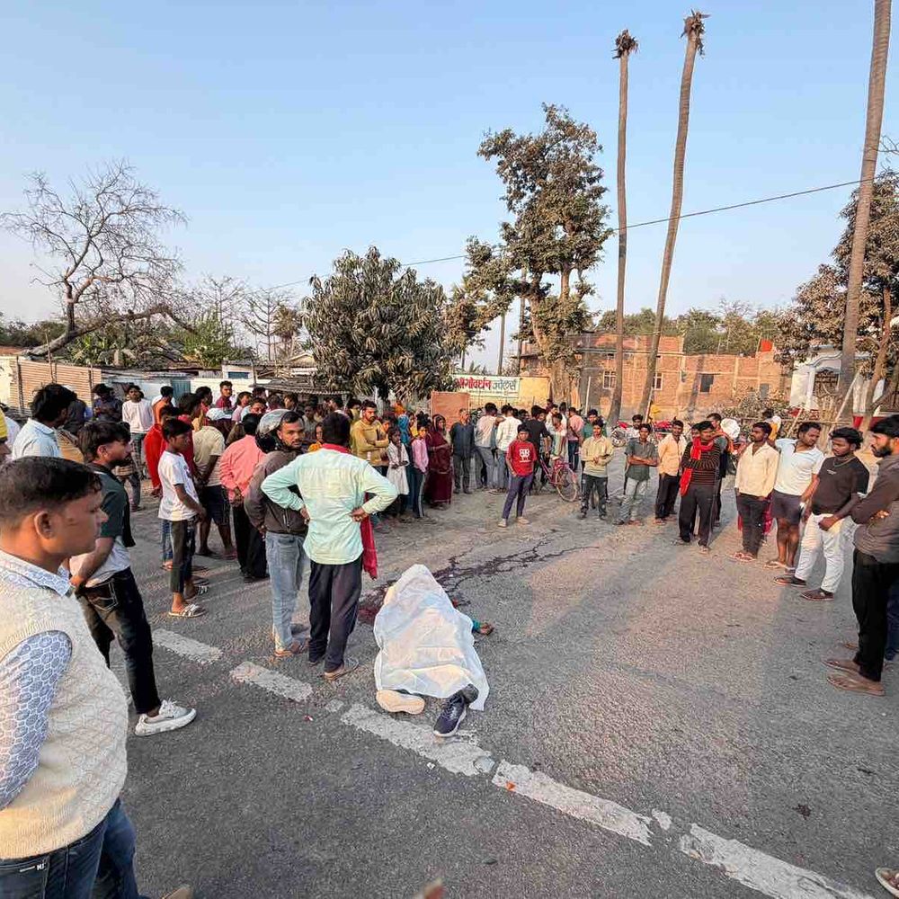 ट्रक की टक्कर से बाइक सवार युवक की मौत:मोतिहारी में आगे निकलने की कोशिश में हुआ हादसा, NH पर लगा जाम