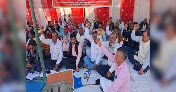 जहानाबाद में भ्रष्टाचार के खिलाफ शिक्षकों का हल्ला बोल, कलेक्ट्रेट पर दिया धरना