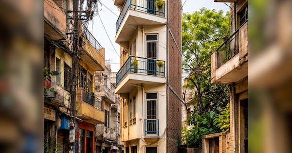 इंजीनियरिंग का करिश्मा या कुदरत का अजूबा? सिर्फ 6 गज की जमीन पर खड़ा कर दिया 3 मंजिला मकान, देखने दूर-दूर से आते हैं लोग