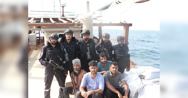 अरब सागर में हाई-वोल्टेज एक्शन! 5 करोड़ की सिगरेट संग 4 ईरानियन गिरफ्तार