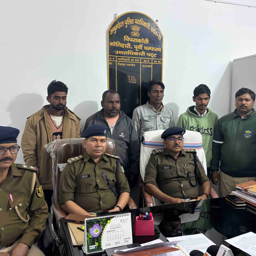 मोतिहारी में चोर गिरोह का पर्दाफाश, चार अरेस्ट:खाद-बीज दुकान से लाखों की चोरी का खुलासा, मोबाइल बरामद