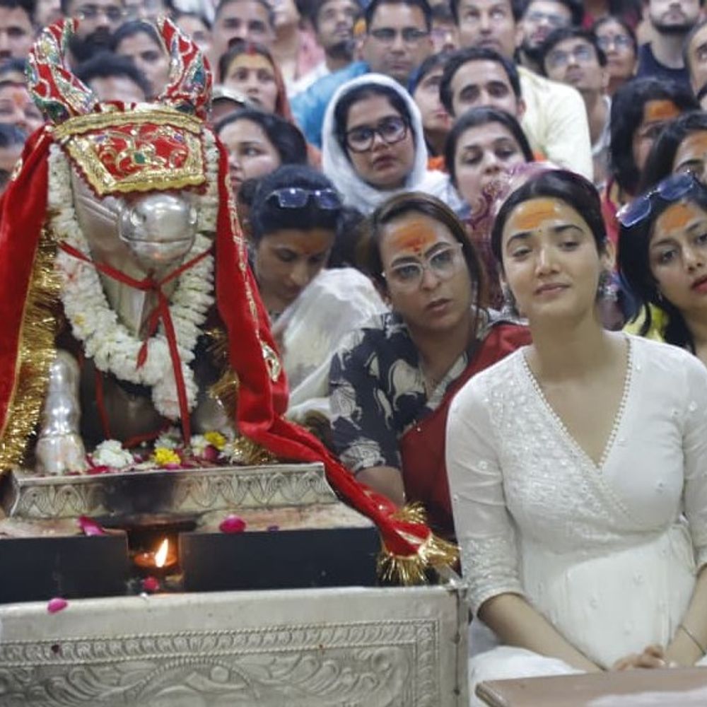 12वीं फेल की अभिनेत्री ने किए महाकाल दर्शन:दूसरी बार आशीर्वाद लेने पहुंचीं मेधा शंकर, मंदिर प्रबंध समिति ने किया स्वागत