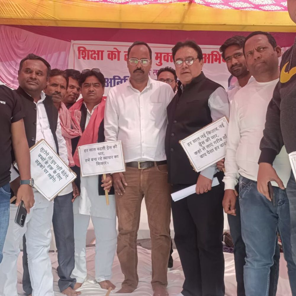 शिक्षा को लूट से मुक्त कराने का धरना शुरू:समाजसेवी हरवीर भारतीय की मांग, NCERT बुक लागू हो, ड्रेस कोड न बदले