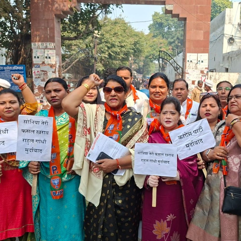 मुरादाबाद में भाजपा महिला मोर्चा का प्रदर्शन:AI समिट में कांग्रेस के प्रदर्शन के विरोध में ज्ञापन सौंपा