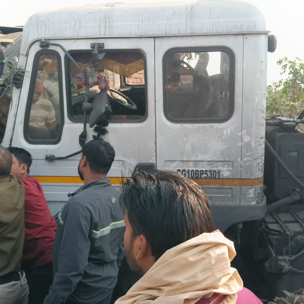बेकाबू ट्रेलर घर में घुसा,गर्भवती महिला की मौत:आंगन में बर्तन धो रही बहू चपेट में आई, मुआवजे को लेकर ग्रामीणों ने किया चक्का जाम