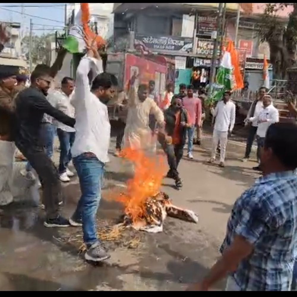 कैलाश विजयवर्गीय के 'औकात में रहना' बयान पर प्रदर्शन:उमरिया में पुतला फूंका; सदन की गरिमा को ठेस पहुंचाने का आरोप