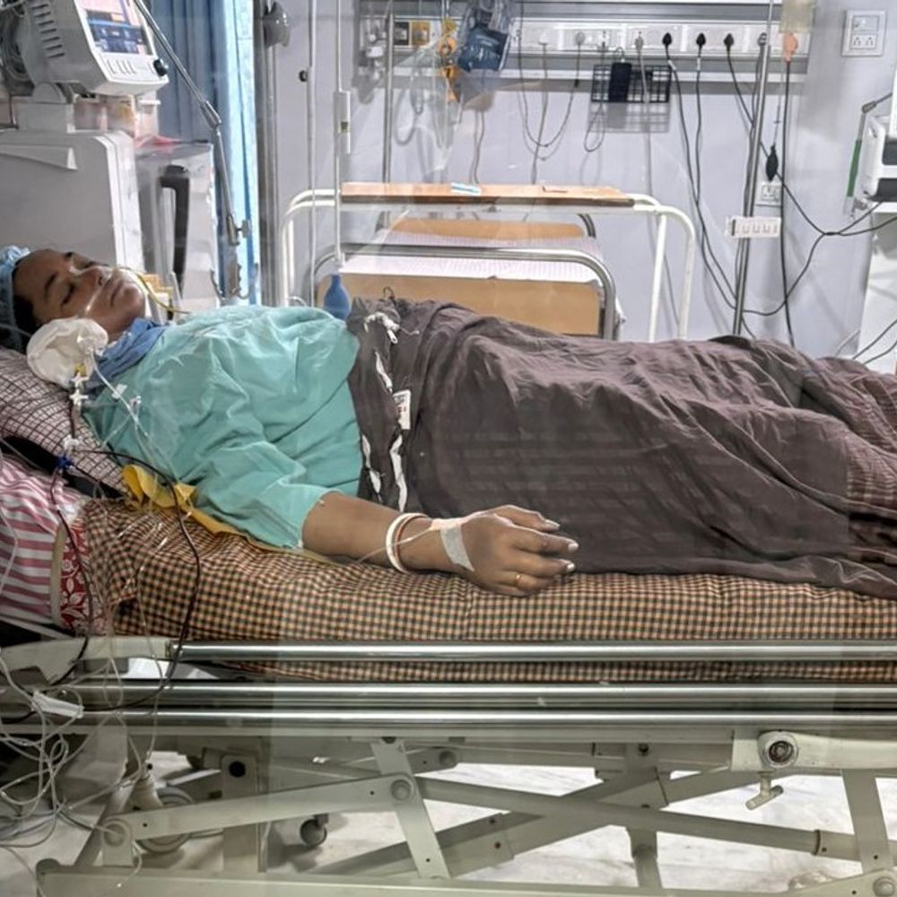 बिल्डिंग हादसे में बेटे की मौत, पत्नी का पैर कटा:इलाज के लिए अब आर्थिक कमी आने लगी, प्रशासन से मदद की अपील