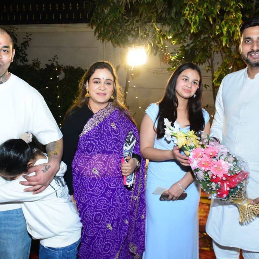 तलाक कंट्रोवर्सी के बाद अपर्णा-प्रतीक पहली बार साथ नजर आए:लखनऊ में बेटी का बर्थडे मनाया; मेहमानों का वेलकम किया