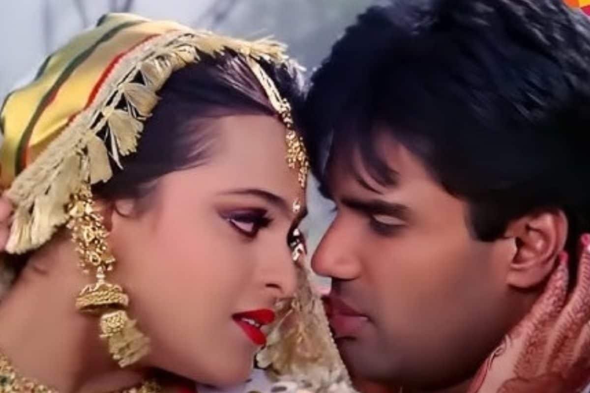 साल 1995 का देसी रोमांटिक गाना, दुल्हन की तरह सज-धजकर 5.41 मिनट तक नाची हीरोइन, टुकुर-टुकुर देखता रहा हीरो