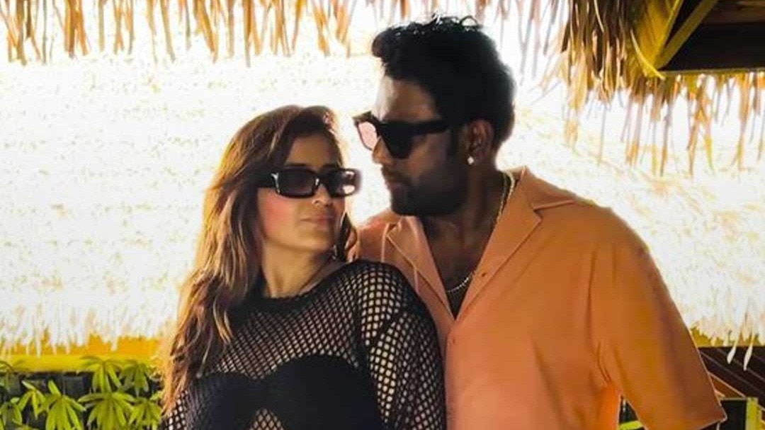 Krushna Abhishek की बहन Arti पति Deepak के इश्क डूबीं!