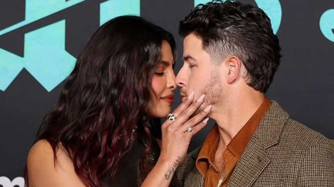Priyanka Chopra ने Red Carpet पर पति Nick को किया Kiss!