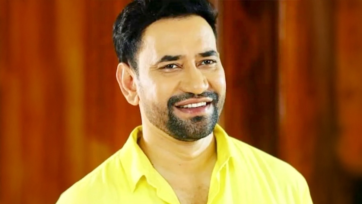 पत्नी के पैर छूता है ये भोजपुरी सुपरस्टार, कभी खुद खोला था राज