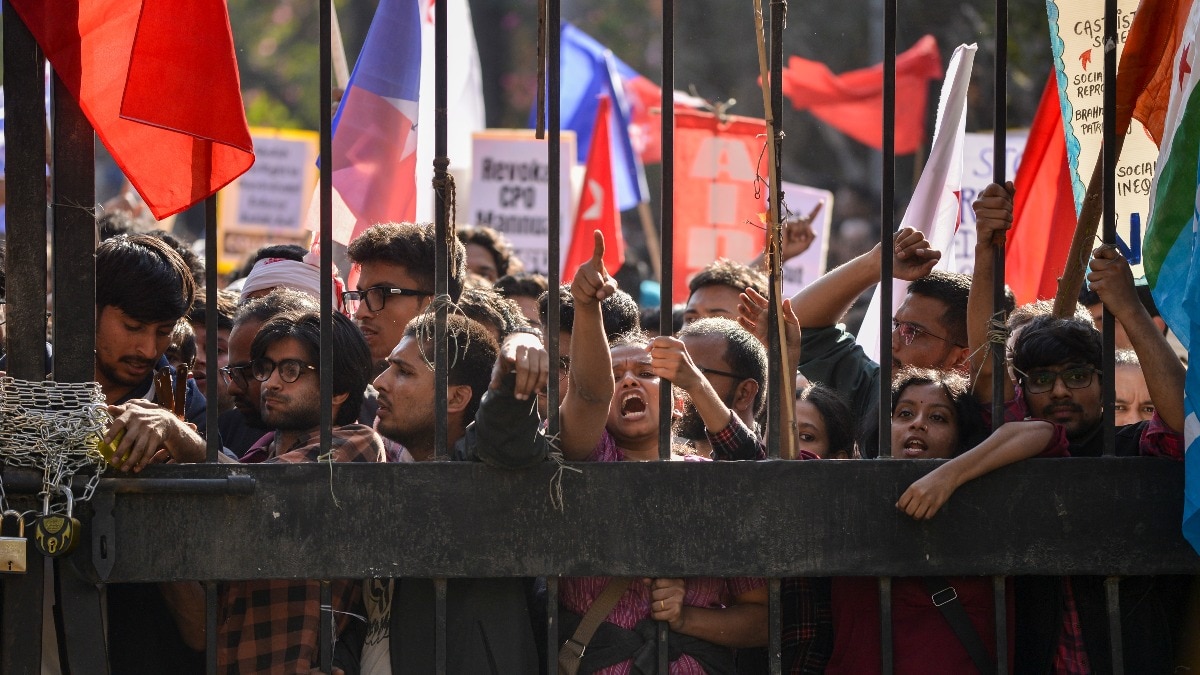 मार्च पर अड़े JNU के 500 स्टूडेंट, आधी रात बवाल... हिरासत में 51 प्रोटेस्टर्स