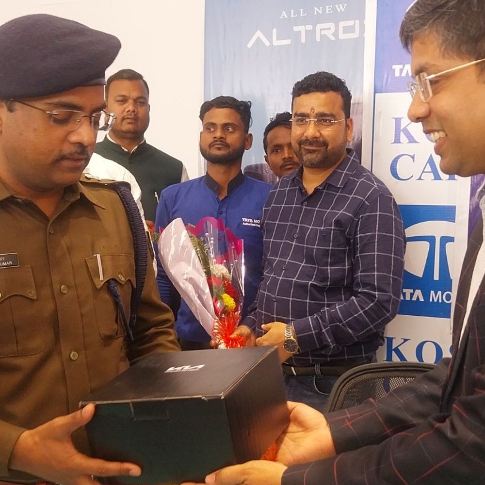 शोरूम से चोरी दो नेक्सॉन कारें 5 दिन में बरामद:अररिया पुलिस की त्वरित कार्रवाई पर संचालक ने किया सम्मान, बोले-मिलने की उम्मीद छोड़ दी थी