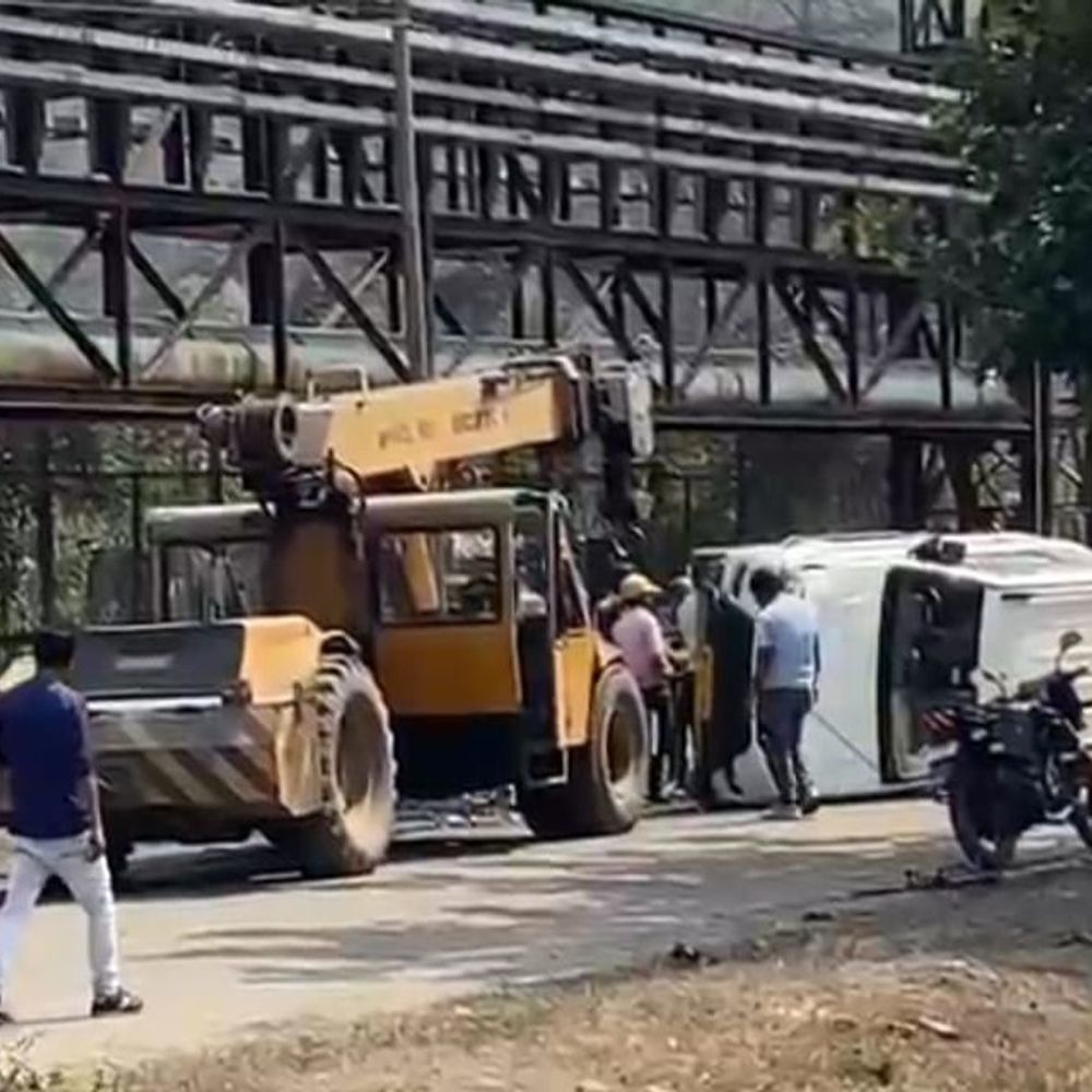 उमरिया में संजय गांधी ताप बिजली केंद्र में बोलेरो पलटी:कोई घायल नहीं, चीफ इंजीनियर के निर्देश पर होगी जांच