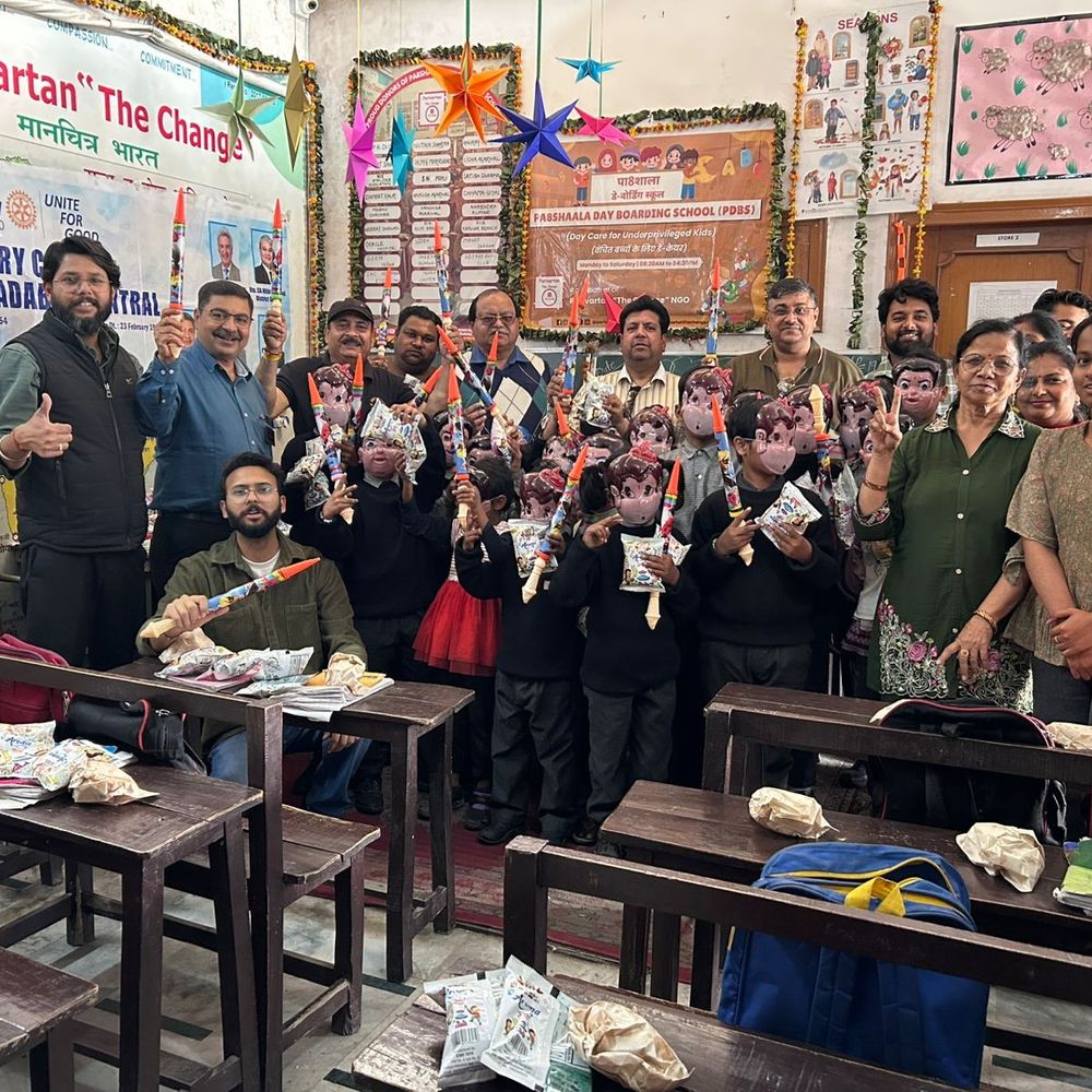 मुरादाबाद में आर्थिक रूप से कमजोर बच्चों ने मनाई होली:रोटरी क्लब और द परिवर्तन चेंज एनजीओ ने रंग-पिचकारी बांटी